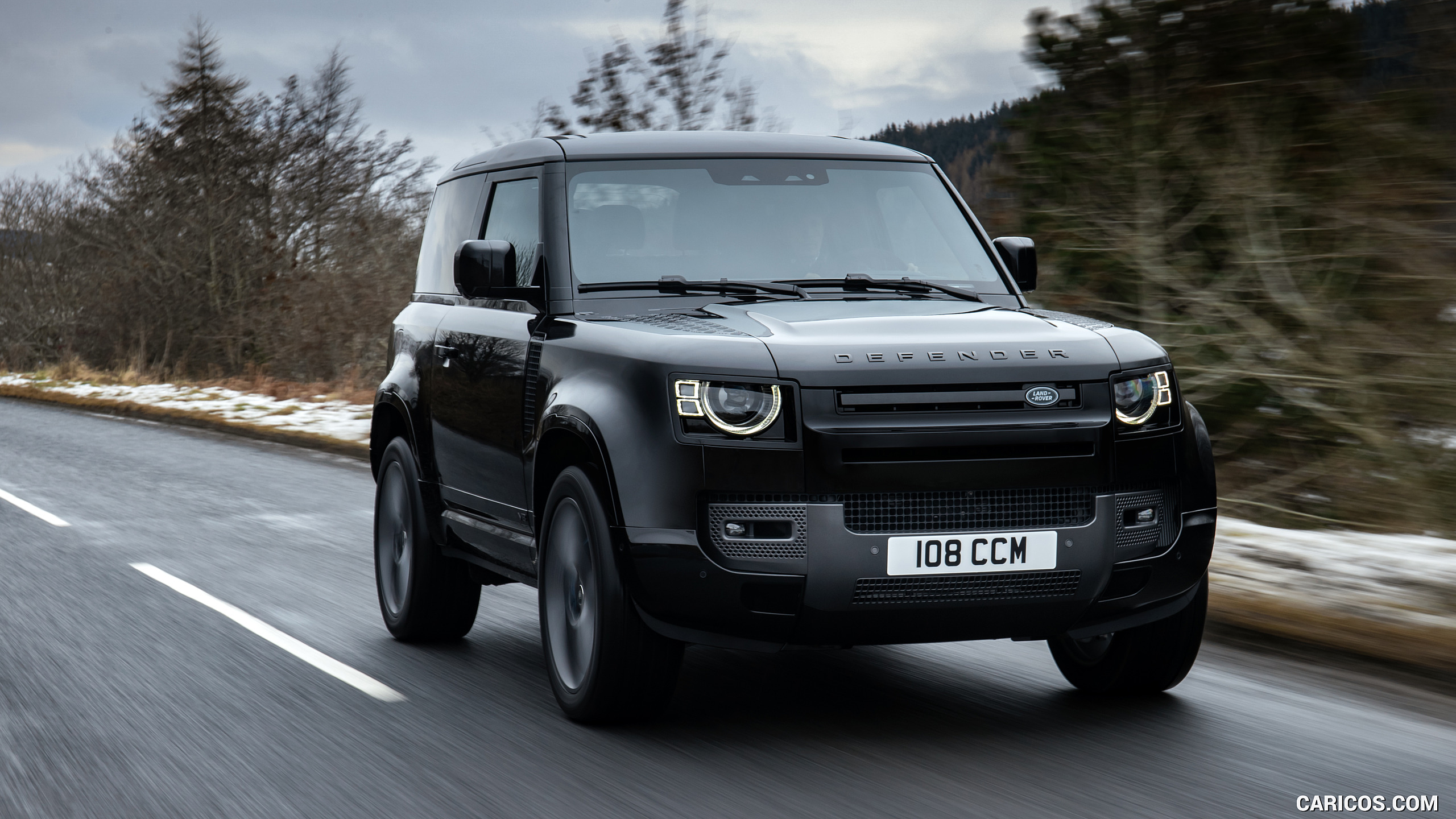 Land Rover Defender hareket halinde; Land Rover özel servis görseli